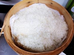 蒸笼用布铺上，把泡好的糯米直接放在蒸笼上，蒸至15分钟后，在糯米饭上均匀地淋上一点开水，继续蒸30分钟，至糯米饭已熟。如果你的糯米多，时间也应该增加。