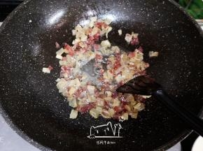 加入腊肉炒香
