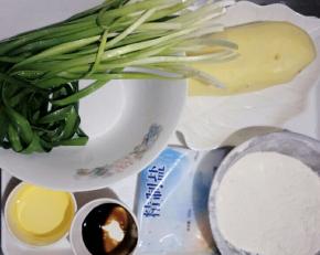 准备食材，韭菜洗净，土豆去皮洗净