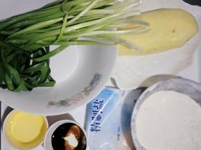 准备食材，韭菜洗净，土豆去皮洗净