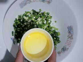 加入食用油搅拌均匀