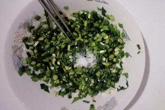 加入盐搅拌均匀