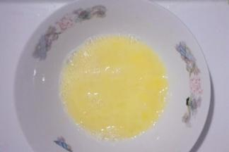 鸡蛋加清水搅拌均匀