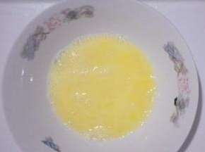 鸡蛋加清水搅拌均匀