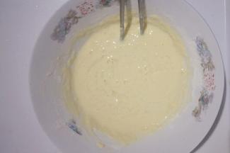 加入面粉搅拌均匀