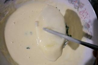 把土豆荚粘一层面糊