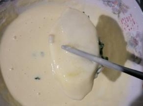把土豆荚粘一层面糊