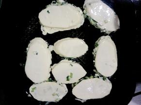 平底锅中倒油开小火，把土豆荚放入