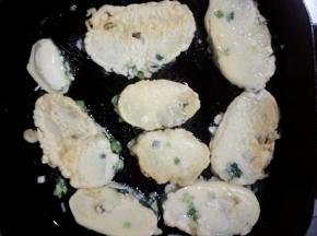 煎至金黄翻面，翻两次面，煎熟即可