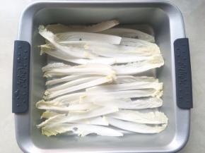 烤盘底层摆放上一层白菜