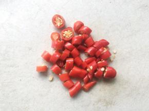 辣椒切碎，喜欢辣的可以多切一点