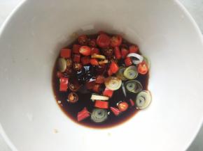 碗内加入2汤匙酱油，1汤匙蚝油，80毫升清水，一点葱花