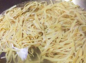 干豆腐切丝，锅中烧开水，放入干豆腐丝焯烫一分钟，捞出沥干水分备用