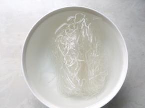 粉丝用冷水泡上半个小时，将粉丝泡软
