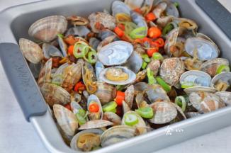 出炉打开锡纸，一个个烘烤好的花蛤都张开了嘴巴，闻着就特别的香，粉丝跟白菜裹满了花蛤的鲜香，吃起来特别的美味，绝对是下饭美食