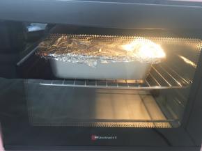 模具表层包裹上锡纸，入烤箱烤30分钟
