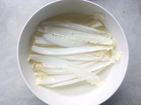 白菜洗干净，切条，我特别喜欢这里面的白菜，很入味，特别好吃，喜欢的可以多放一点
