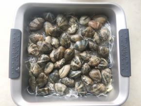 将洗干净的花蛤摆放在粉丝上