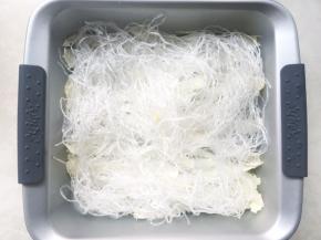 之后在上面摆放泡软的粉丝