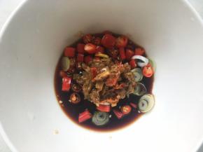 一勺辣椒酱，没有辣椒酱的可以不放，改加一点蒜末跟姜末，将这些料搅拌均匀，预热烤箱200度