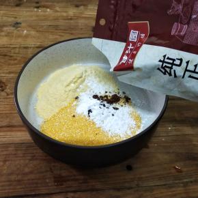 玉米面，玉米渣，泡打粉，小苏打，纯正红糖，放入碗中混合