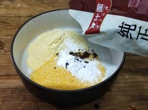 玉米面，玉米渣，泡打粉，小苏打，纯正红糖，放入碗中混合