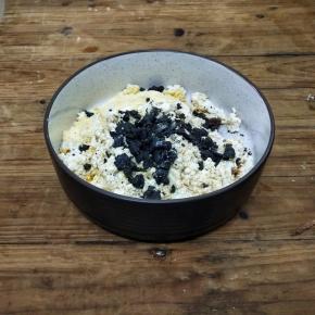 加入捏碎的豆腐和放入料理机中打碎的黑芝麻，拌匀