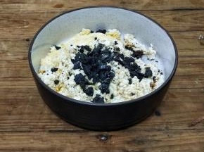加入捏碎的豆腐和放入料理机中打碎的黑芝麻，拌匀