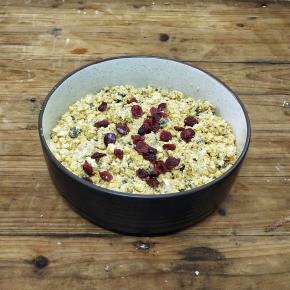 再加入适量的蔓越莓干。可以在里边添加个人喜欢的葡萄干之类的。