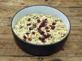 再加入适量的蔓越莓干。可以在里边添加个人喜欢的葡萄干之类的。