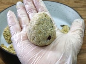 捏出窝窝头的形状