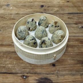 放入垫有湿布的蒸笼中