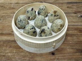 放入垫有湿布的蒸笼中