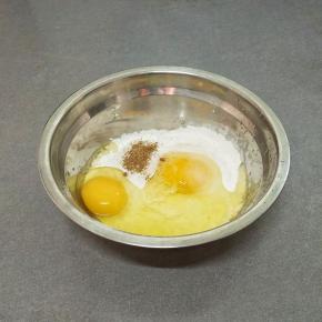 面粉，鸡蛋，五香粉，盐一起放入碗中