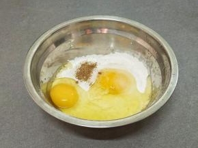 面粉，鸡蛋，五香粉，盐一起放入碗中