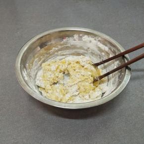 用筷子搅拌均匀