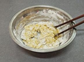 用筷子搅拌均匀