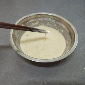 在边倒清水边用筷子搅拌至无干粉