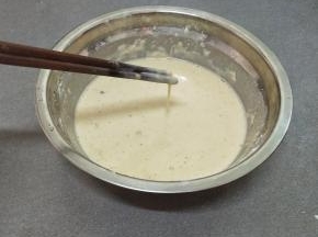 在边倒清水边用筷子搅拌至无干粉