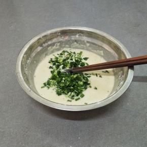 最后再加入切成末的韭菜拌匀，面糊就做好了