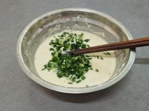 最后再加入切成末的韭菜拌匀，面糊就做好了