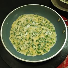 把面糊倒入不粘平底锅中，晃动锅子，让它均匀的铺上一层