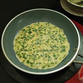 再把它翻面，烙个十几秒就可以了