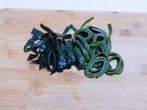 海带洗干净，冷水泡30分钟，再切丝。(我用的盐渍海带，所以需要提前泡)