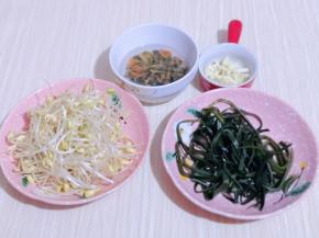 海虹肉洗干净，泡发，蒜去皮切碎，准备工作完成。