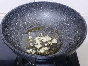 起油锅，加入蒜炒香。