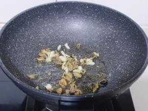 再加入泡发的海虹煸炒。