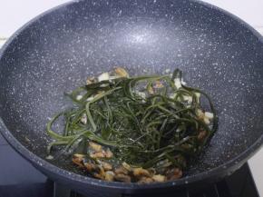 加入切好的海带丝翻炒。