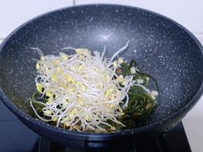 再加入豆芽翻炒均匀。