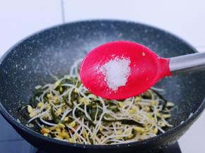 加入白砂糖翻炒。